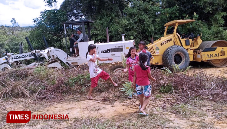Keceriaan Anak-anak Desa Wirayuda Bermain Bersama Anggota Satgas TMMD 109 / Sintang. (FOTO: AJP/TIMES Indonesia)