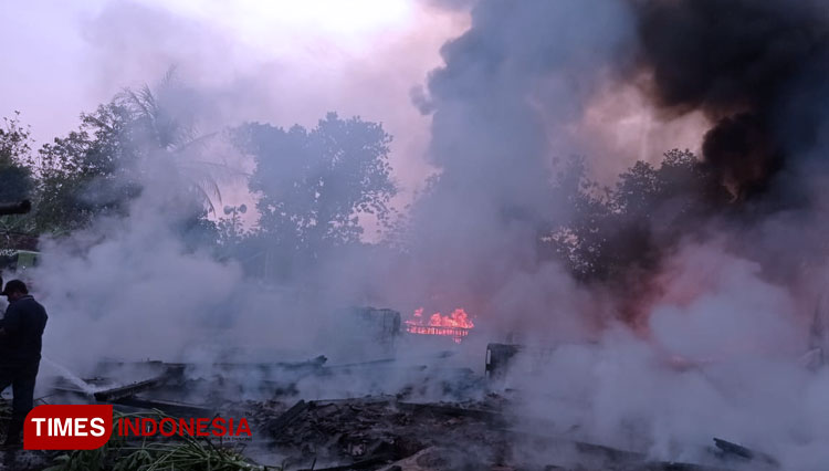Kobaran api hanguskan 3 unit rumah warga Desa Leran, Kecamatan Senori, Kabupaten Tuban, Minggu (18/10/2020). (Foto: Ahmad Istihar/TIMES Indonesia)