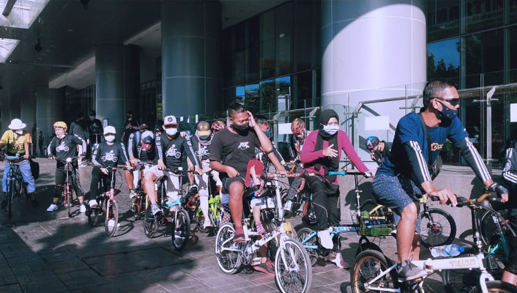 Peserta Gowes Bareng Komunitas Folding Bike dan Minion memulai rute perjalanan di Lippo Plaza Jember, Minggu (18/10/2020). (Foto: Ahmad Muklisin/TIMES Indonesia)