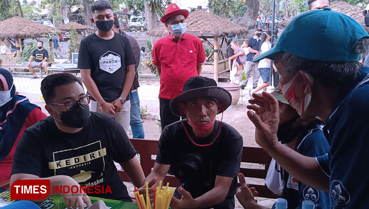 Cabup Kediri Mas Dhito saat berdialog dengan warga yang berada di wisata desa Sumber Kembangan Ngasem kabupaten Kediri. (Foto: Canda Adisurya/TIMES Indonesia) 