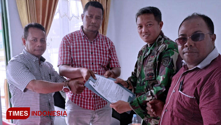 Penyerahan surat hibah tanah untuk pembangunan koramil (foto: Idrus Ipa/TIMES Indonesia)
