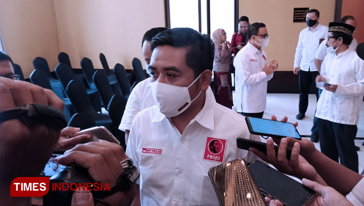 Sekjen DPP Projo, Handoko, saat memberikan keterangan kepada awak media. (Foto: Agung Sedana/TIMES Indonesia)