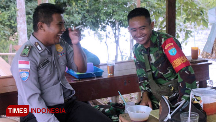 TNI – Polri Ngopi Bareng di Lokasi TMMD, Ini yang Mereka Bahas. (FOTO: AJP/TIMES Indonesia)