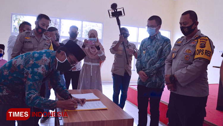 Di hadapan Walikota Pagaralam Alpian Maskoni dan Kapolres Pagaralam AKBP Dolly Gumara SIk MH, perwakilan Ormas lakukan penandatanganan berita acara penolakan Unras anarkis. (Foto: Asnadi/ TIMES Indonesia) 