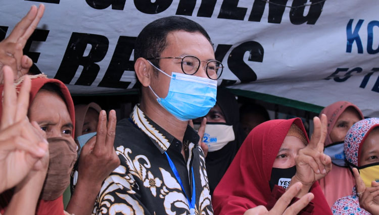 Cabup Yuhronur Efendi saat berinteraksi dengan masyarakat di Kecamatan Sugio, Senin (19/10/2020). (FOTO: Tim YesBro for TIMES Indonesia)