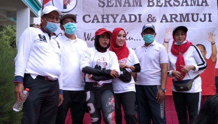 Senam bersama warga dan tim pemenangan Eri-Armuji. (Foto: Dok. Eri-Armuji for TIMES Indonesia)