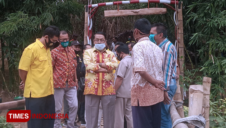Gandung Pardiman saat meninjau destinasi wisata Kedung Asri. (Foto: Totok Hidayat/TIMES Indonesia)