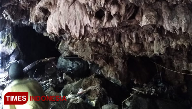 A magnificent view of stalactites at the entrance door of Jajaran Cave Banjarnegara. (PHOTO: Jay for TIMES Indonesia)