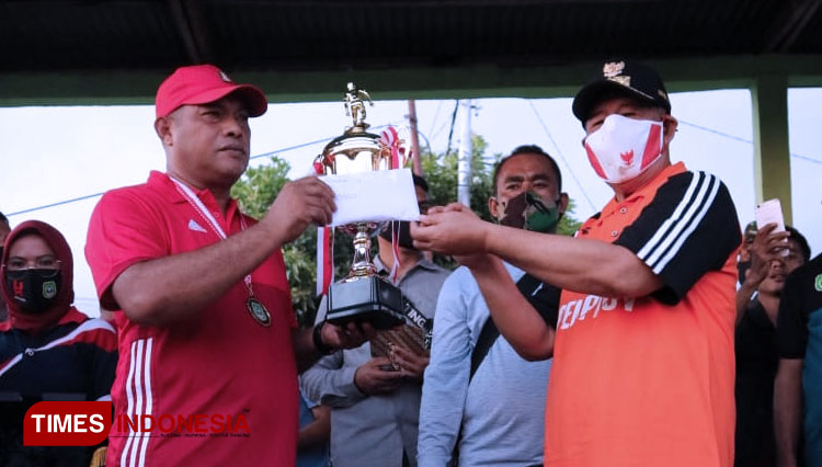 Gubernur Abdul Gani Kasuba menyerahkan trofi ke tim juara Santiong Fc. (Foto: Wahyudi Yahya/TIMES Indonesia)