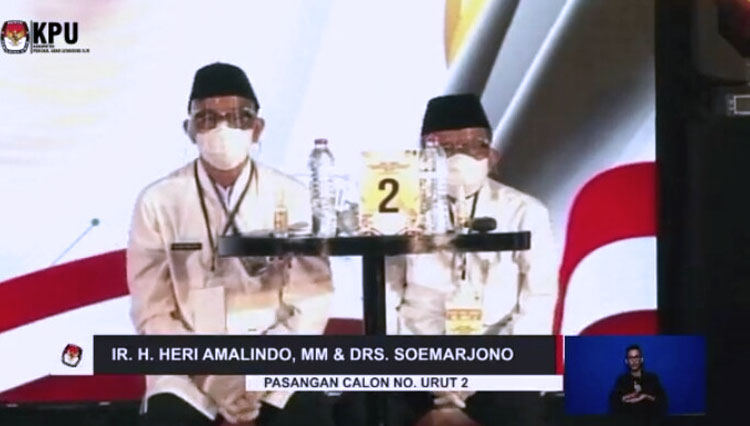 Pasangan nomor 2 Heri Amalindo - Sumarjono menjawab panelis. (Foto: Live KPU PALI)