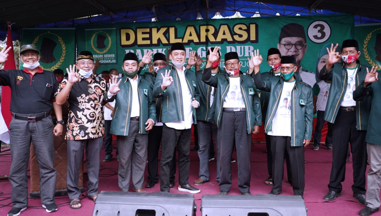Deklarasi Barikade Gus Dur ke Paslon Kelana- Dwi Astutik. (foto: Timses Kelana-Dwi Astutik)