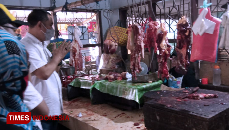 Mas Yusuf sedang meninjau lapak para pedagang di Pasar Wadung Glenmore (Foto: Rizki Alfian/ TIMES Indonesia)