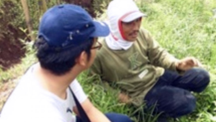 Dr. Sama’ Iradat Tito sedang mewawancarai salah satu petani apel di Desa Madiredo. (FOTO: AJP TIMES Indonesia)