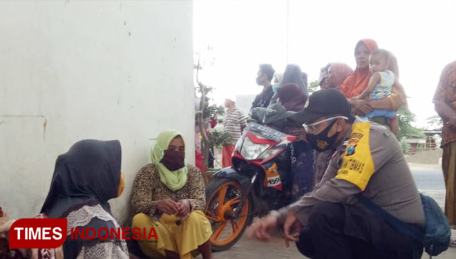 Bhabinkamtibmas Desa Sotabar Polsek Pasean, Polres Pamekasan saat sosialisasi Prokes kepada warga setempat.(Foto: Akhmad Syafi'i/TIMES Indonesia)