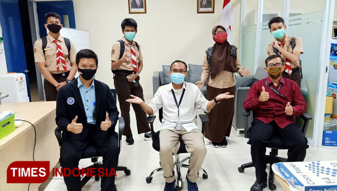 Tim KSN SMA Pradita Dirgantara bersama pembimbing. Satu siswa sukses meraih medali perak nasional. (foto: humas for TIMES Indonesia)