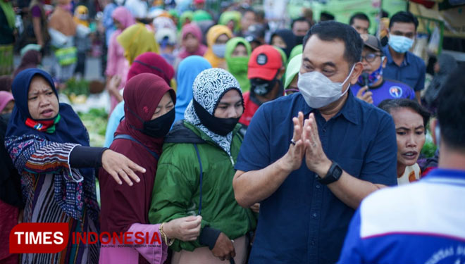 Kampanye di Kecamatan Kalibaru, Cabup Banyuwangi, Nomor Urut 1, Yusuf Widyatmoko, dikawal puluhan emak – emak Muslimat NU. (Foto: Rizki Alfian/TIMES Indonesia)