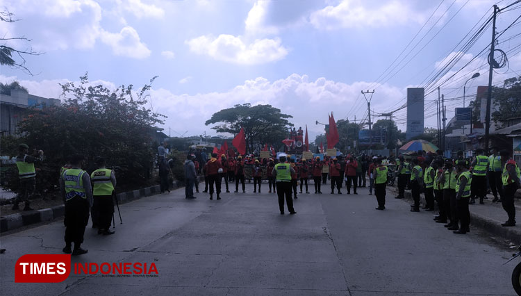 Aksi Unras FORMO Saat Long March Menuju Gerbang TOL Cileunyi (FOTO: Alan Dahlan/TIMES Indonesia) 