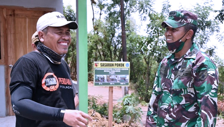 Ali Fauzi Manzi, membangun desa bersama TNI saat TMMD di Desa Tebluru, Lamongan, Senin (19/10/2020). (foto: Dok. Pendam) 