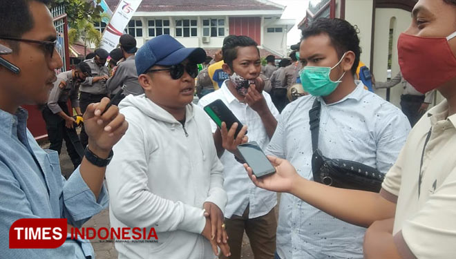 Basri, korlap aksi saat diwawancarai usai aksi depan DPRD Pamekasan. (Foto: Akhmad Syafi'i/TIMES Indonesia)