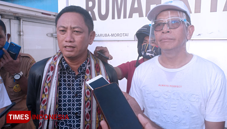 Direksi Usaha dan Barang PT PELNI, Masrul Khalimi didampingi Bupati Pulau Morotai, Benny Laos. (FOTO: Abdul H Husain/TIMES Indonesia).