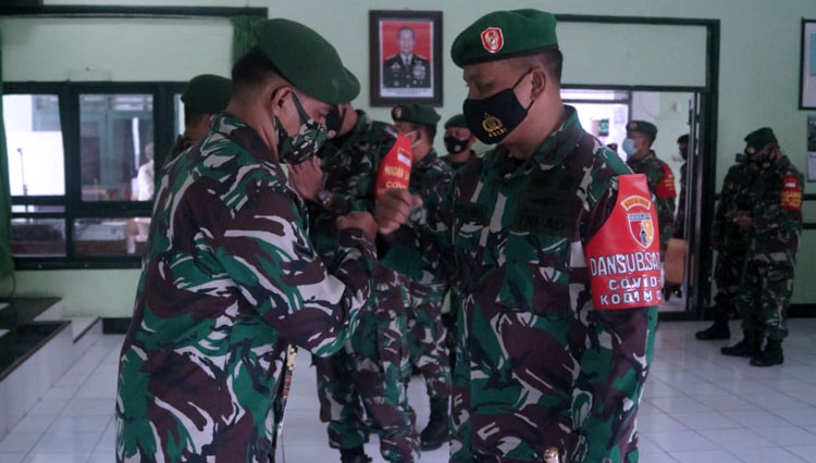 Dandim 0830/Surabaya Utara, Kolonel Inf Sriyono melepas tiga bintara terbaik, Senin (19/10/2020). (foto: Dok.Pendam) 