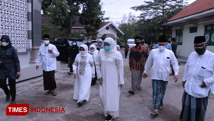 Gubernur Jawa Timur dan Bupati Jombang b