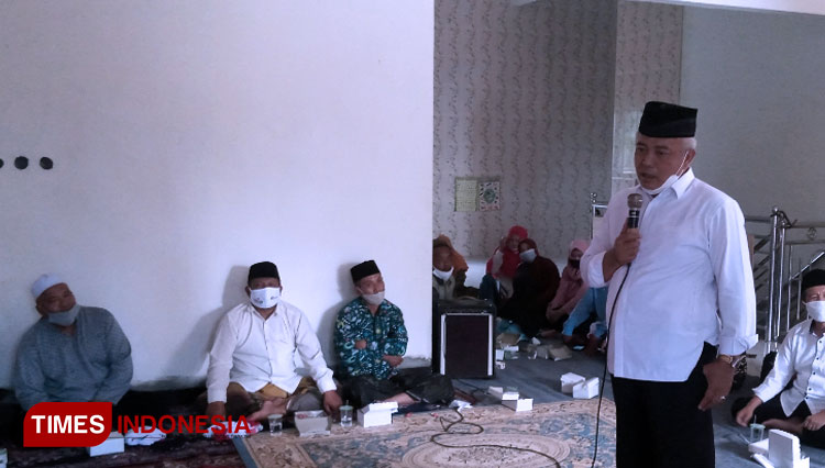 Bupati Malang HM Sanusi saat berdiskusi dengan guru TPQ (FOTO: Dokumen TIMES Indonesia)
