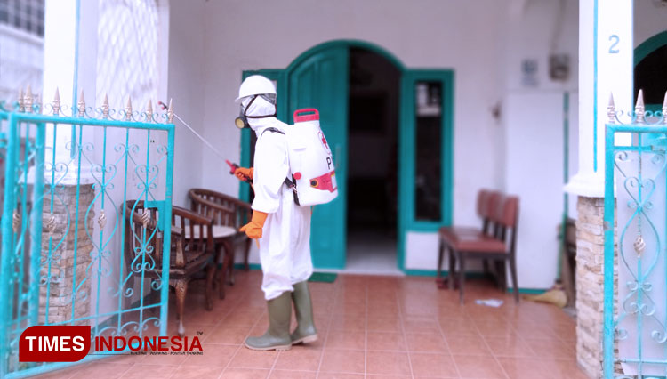 Petugas PMI Kota Cirebon melakukan sterilisasi di rumah Kadisdik Kota Cirebon (FOTO: ayu lestari/TIMES Indonesia)