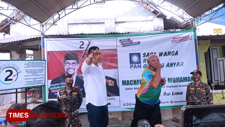 Calon wakil walikota Surabaya, Mujiaman (kiri) saat berkunjung ke Rungkut Tengah, Selasa (20/10/2020). (Foto: Khusnul Hasana/TIMES Indonesia)
