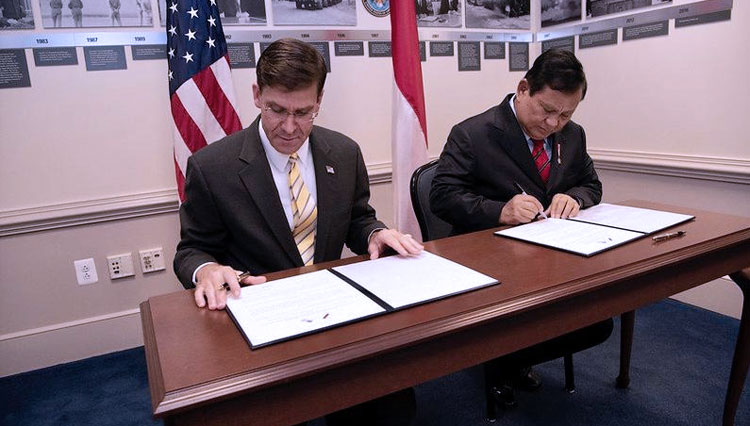 Menhan RI Prabowo (kanan) dan Menhan AS Mark Esper menandatangani kerja sama bidang pertahanan kedua negara saat berkunjung di Washington D.C, AS, Senin (19/10/2020) waktu setempat. (FOTO: Dok. KBRI Washington D.C)
