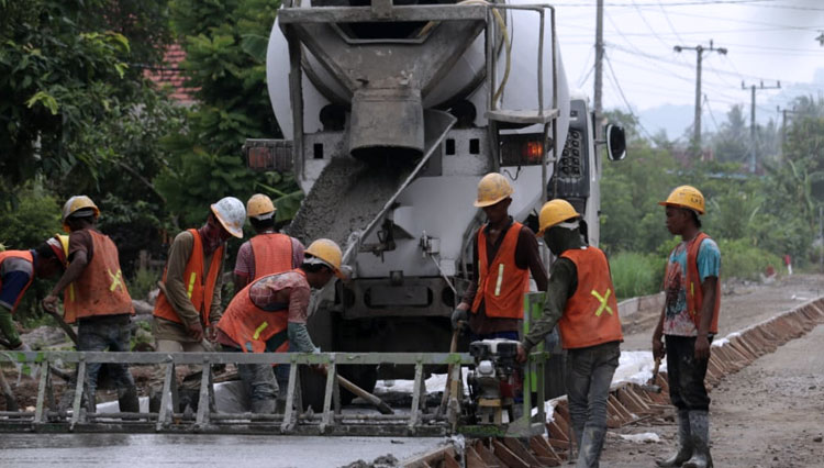  Program CSR PT BSI, petugas lapangan menyelesaikan proyek pengecoran jalan Pancer-Pulau Merah sepanjang 3,85 km, Selasa (20/10/2020).(Dok.BSI) 