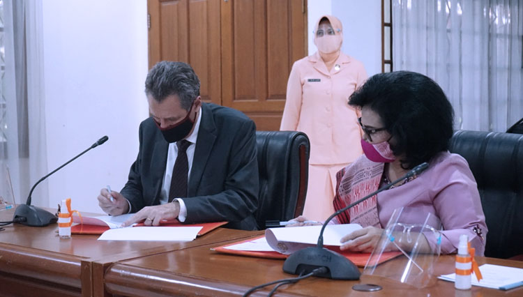 Ketum Yayasan Ardhya Garini Ny Nanny Hadi Tjahjanto (kanan) dan Direktur IFI Stephane DOVERT menandatangani MoU. (foto: SMA Pradita Dirgantara for TIMES Indonesia)