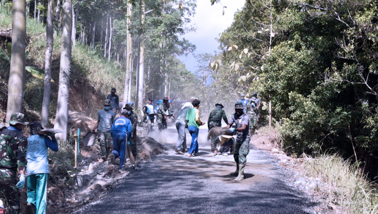 Satgas TMMD memperbaiki akses jalan rute gerilya Panglima Besar Jenderal Soedirman di Bajulan, Nganjuk, Selasa (20/10/2020). (FOTO: Dok.Pendam) 