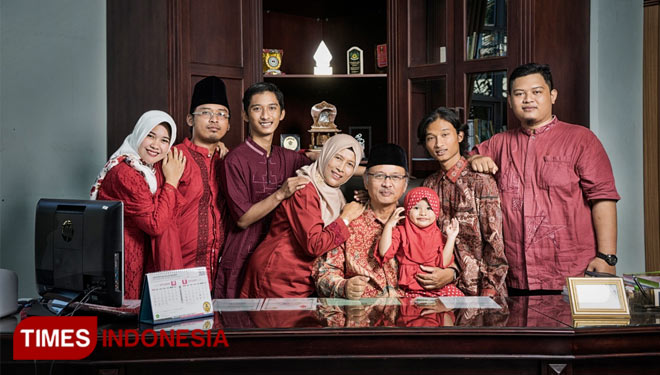 Rektor UIN Maliki Malang Prof Dr Abdul Haris bersama keluarga. Sugeng milad ke-58 Prof! (Foto: Humas UIN Malang for TIMES Indonesia)