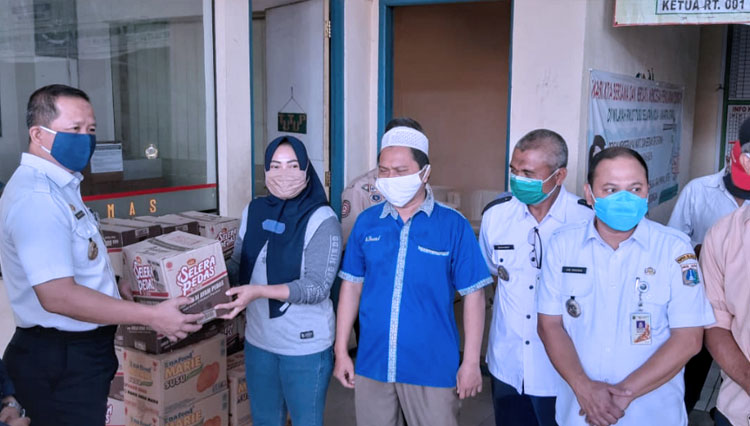 Wakil Wali Kota Administrasi Jakarta Utara Ali Maulana Hakim saat memberikan bantuan kepada warga yang terdampak angin kencang di RW 07, Kelurahan Tugu Selatan, Jakarta Utara. (Foto: Dokumentasi Kominfotik Jakarta Utara)