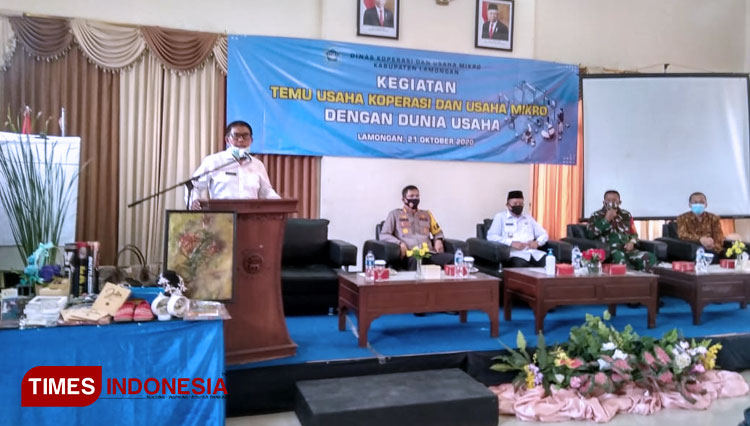 Agus Suyanto, Kepala Dinas Koperasi dan Usaha Mikro Kabupaten Lamongan saat memberikan sambutan dihadapan pelaku UMKM, di Grand Mahkota Hotel Jalan Sunan Drajat, Rabu (21/10/2020), Foto : Moch. Nuril Huda/TIMES Indonesia).