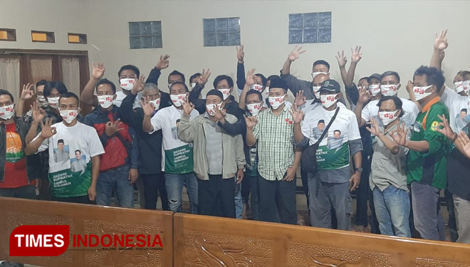 Aktivis lingkungan hidup mendeklarasikan dukungan kepada pasangan Cabup Bandung Dadang Supriatna, di Bedas Center, Kabupaten Bandung, Senin (20/10/20) malam.(FOTO: Tim Bedas for TIMES Indonesia)