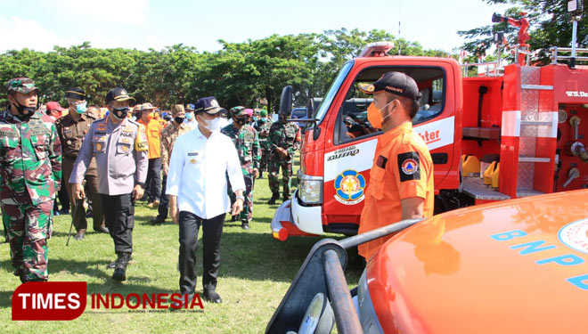 Bupati Anas sedang mengecek kesiapsiagaan personil (Foto : Rizki Alfian/ TIMESIndonesia)