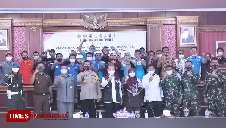 Bupati Majalengka, H Karna Sobahi dan unsur Forkopimda dengan serikat pekerja melakukan dialog bersama soal UU Cipta Kerja. Foto: Jaja Sumarja/TIMES Indonesia