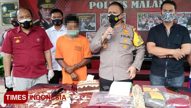 Kapolres Malang AKBP Hendri Umar memberikan keterangan dalam kasus pembunuhan Tirtoyudo. (Foto: Binar Gumilang/TIMES Indonesia)