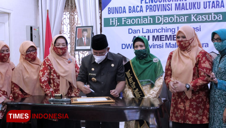 Hj Faoniah Djauhar Kasuba sebagai Bunda Baca Malu a