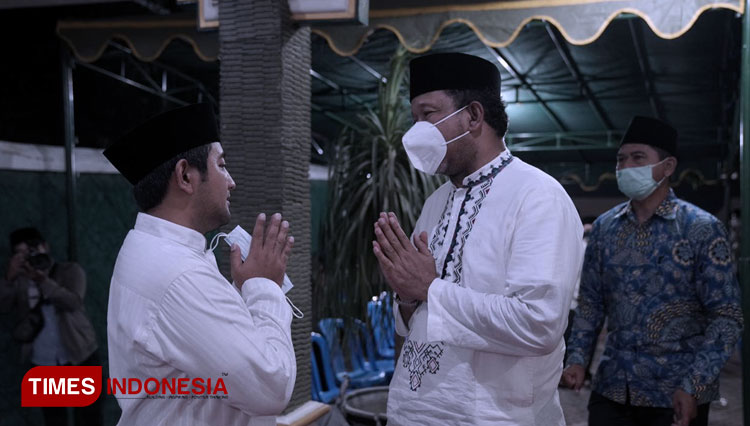 Ipong Muchlissoni saat berada di rumah duka KH Abdullah Syukri Zarkasyi di Gontor Ponorogo. (Foto:Marhaban/Times Indonesia)