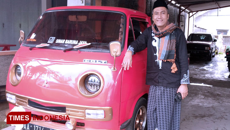 Iwan K pengelola Sinar Baruna Jaya Banjarnegara dan mobil siap jual. (FOTO : Muchlas Hamidi/TIMES Indonesia)