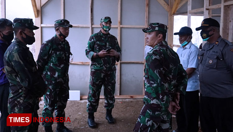 Kasdam Ⅲ️/Siliwangi, Brigjen TNI Kunto Arif Wibowo meninjau lokasi budidaya sereh wangi di Desa Banyureja, Kecamatan Sindang, Majalengka. (Foto: Jaja Sumarja/TIMES Indonesia)