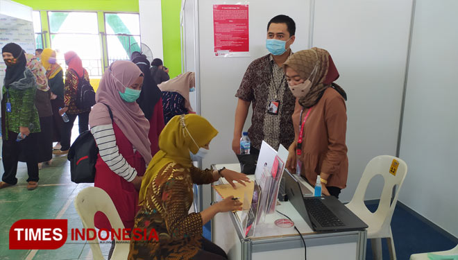 Pencari kerja menyerahkan berkas lamaran ke salah satu perusahaan di Lamongan Job Marker Fair, Rabu (21/10/2020). (FOTO: MFA Rohmatillah/ TIMES Indonesia)