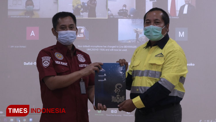 Penyerahan sertifikat emas. (Foto: Rizki Alfian/ TIMES Indonesia)