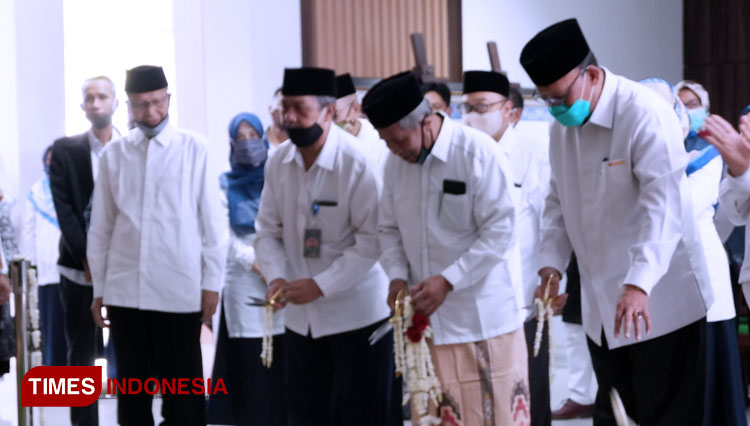 Ketua PWNU Jawa Timur KH Marzuki Mustamar bersama Rektor Unisma Prof Dr H Maskuri meresmikan pengoperasian perpustakaan pusat. (Foto: Naufal Ardiansyah/TIMES Indonesia)