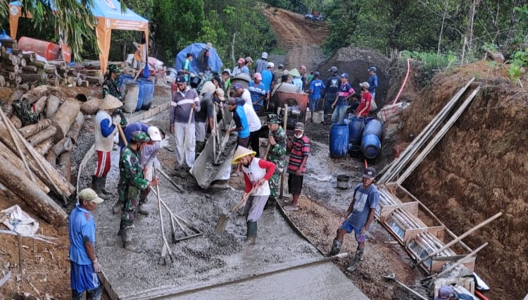 Salah satu hasil fenomenal TMMD adalah pembangunan jalan yang tembus dari Banjarsari Wetan ke Desa Kotayasa dengan panjang 1150 meter lebar 3 meter. (FOTO : Parsito For TIMES Indonesia)