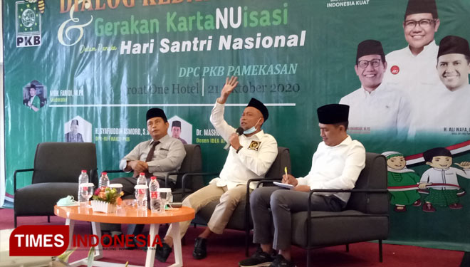 Anggota DPR RI H Syafiuddin Asmoro menjadi narasumber Dialog Kebangsaan dan Kartnusiasi dalam rangka Hari Santri Nasional 2020 di Kabupaten Pamekasan. (FOTO: Doni Heriyanto/TIMES Indonesia)