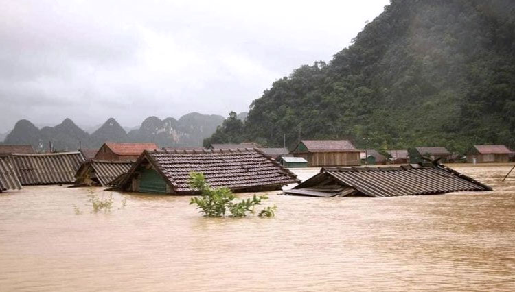 Hampir 200.000 rumah terendam banjir. Diantaranya di provinsi Quang Binh. (FOTO: BBC/Palang Merah Vietnam)